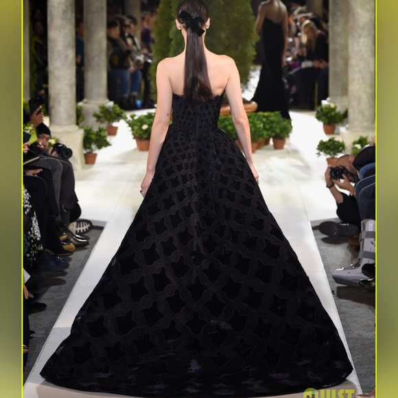 Bella Hadid in a black Oscar de la renta fall 2019 fits size 4 - Picture 7 of 8